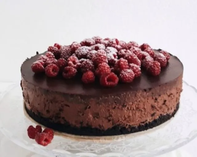 ホールのチョコレートケーキ